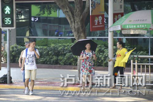 絕大多數(shù)市民都做到了自覺禮讓斑馬線，不橫穿馬路，不翻越欄桿，做到車讓人、人讓車2.JPG