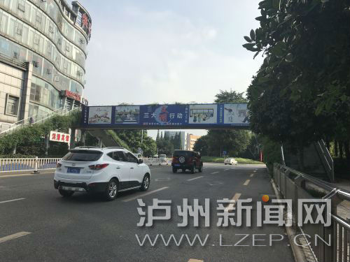 主干道上隨處可見創(chuàng)文宣傳廣告。 記者 肖婷 攝